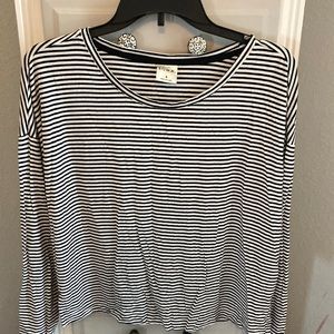Super soft black and white size Small top